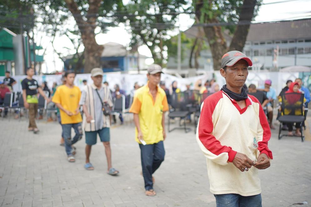 Warga antre untuk  mendapatkan daging kurban dari program Qurbantu