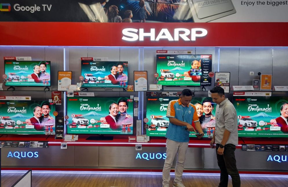 Konsultan Sharp sedang menjelaskan mengenai promo Omotenashi kepada pelanggan Sharp.jpg