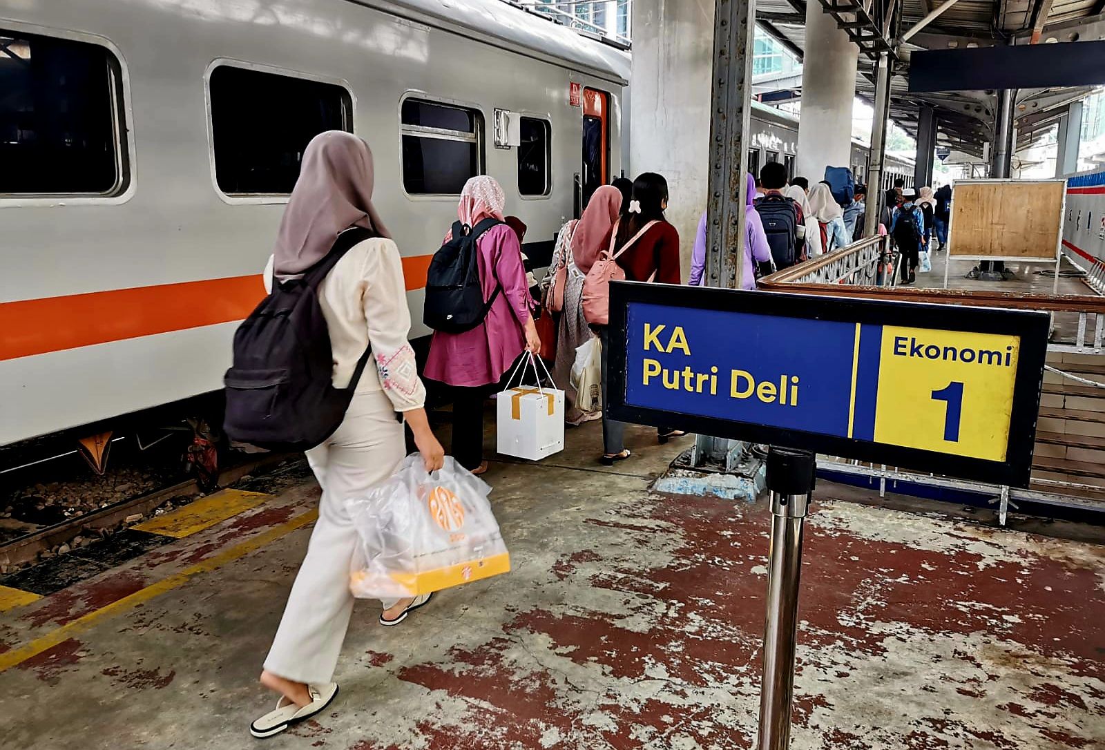 Lonjakan penumpang terjadi selama libur panjang Tahun Baru Islam yang bertepatan dengan libur sekolah