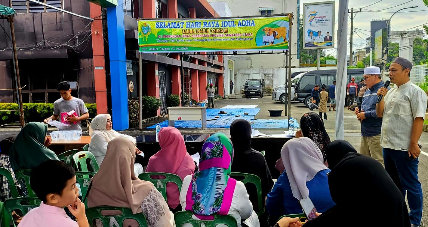Dinas Kesehatan Sumut menyembelih lima ekor sapi yang dibagikan kepada ASN dan masyarakat sekitar