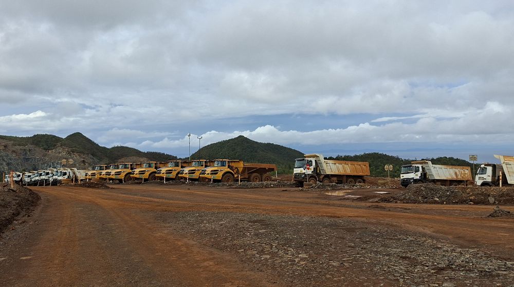 Situasi alat berat di PT Gag nikel yang berhenti beroperasi 