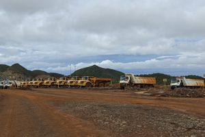 Situasi alat berat di PT Gag nikel yang berhenti beroperasi 