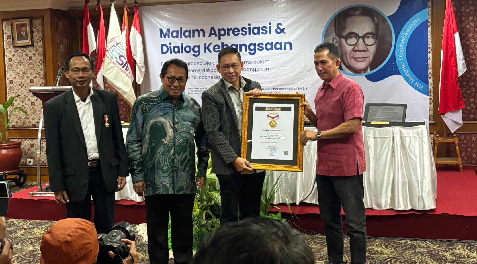 Ketua DPRD Kota Medan Wong Chun Sen menerima Anugerah Sahabat Pers pada Malam Apresiasi dan Dialog Kebangsaan SMSI di Jakarta