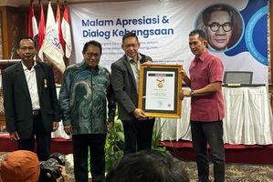 Ketua DPRD Kota Medan Wong Chun Sen menerima Anugerah Sahabat Pers pada Malam Apresiasi dan Dialog Kebangsaan SMSI di Jakarta