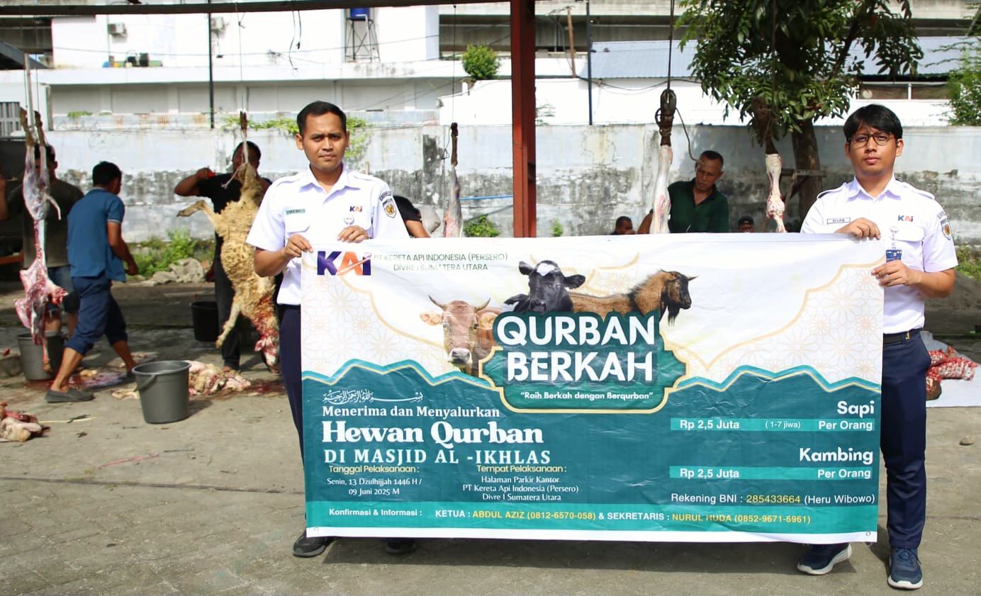 KAI Divre I Sumut menyalurkan 300 paket daging kurban kepada petugas penyapu jalan, pegawai outsourcing, serta masyarakat sekitar