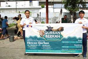 KAI Divre I Sumut menyalurkan 300 paket daging kurban kepada petugas penyapu jalan, pegawai outsourcing, serta masyarakat sekitar