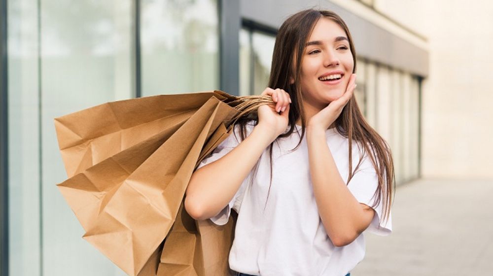 Ilustrasi wanita pulang dari belanja.