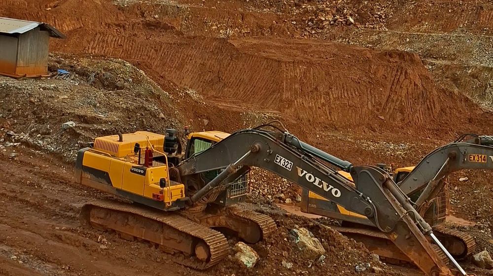 Situasi alat berat di PT Gag nikel yang berhenti beroperasi.jpg