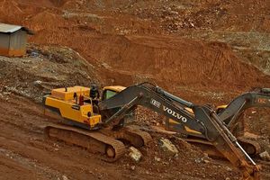 Situasi alat berat di PT Gag nikel yang berhenti beroperasi.jpg