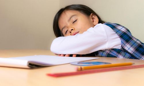 Ilustrasi anak sekolah mengantuk di kelas.