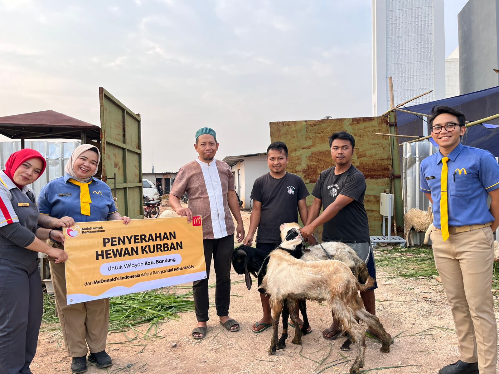 McDonaldʼs Indonesia berkolaborasi dengan berbagai lembaga strategis seperti Pergerakan Mahasiswa Islam Indonesia (PMII), lembaga keagamaan dan pendidikan Islam untuk menyalurkan kurban.