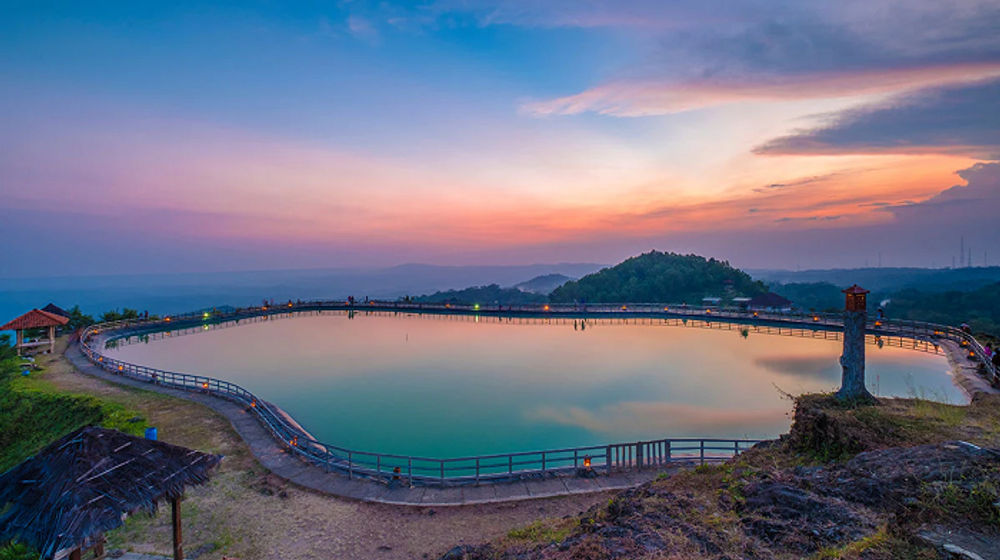 Embung Nglanggeran di Desa Wisata Nglanggeran.