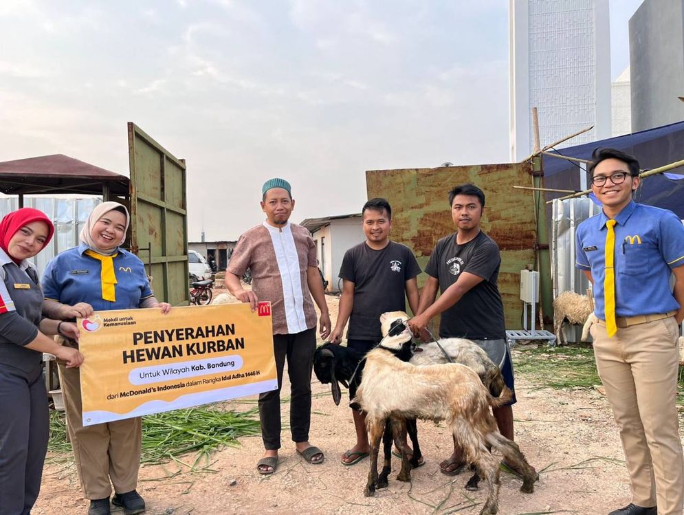 McDonald’s Indonesia secara simbolis menyerahkan hewan kurban kepada pengurus Masjid Raya Al Azhar Podomoro Park, Bojongsoang, Kabupaten Bandung, pada Jumat (6/6/2025). Kegiatan ini merupakan bagian dari payung program ‘Mekdi untuk Kemanusiaan’, di mana McDonald’s Indonesia menyalurkan 76 hewan kurban ke lebih dari 40 titik restoran di berbagai wilayah Indonesia, sebagai wujud kontribusi nyata terhadap masyarakat di sekitar wilayah operasionalnya. Dengan penyaluran hewan kurban ini, diharapkan dapat memberikan manfaat kepada lebih dari 700 keluarga atau komunitas yang tersebar dari Aceh hingga Makassar.