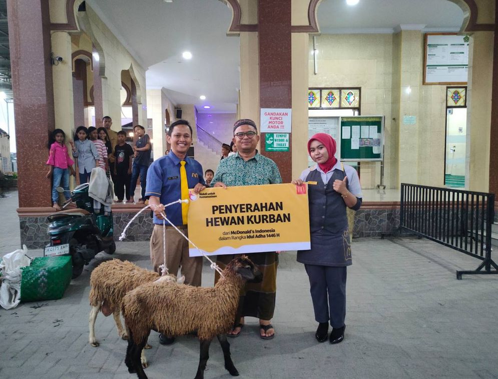 McDonald’s Indonesia secara simbolis menyerahkan hewan kurban kepada pengurus Mesjid Jamiyatul Khairiyah Kota Medan pada Jumat (6/6/2025). Sebagai bagian dari program ‘Mekdi untuk Kemanusiaan’, McDonald’s Indonesia menyalurkan 76 hewan kurban di lebih dari 40 titik restoran di berbagai wilayah Indonesia. Dengan penyaluran hewan kurban ini, diharapkan dapat memberikan manfaat kepada lebih dari 700 keluarga atau komunitas yang tersebar dari Aceh hingga Makassar. Program ini mencerminkan komitmen sosial perusahaan yang telah hadir lebih dari 30 tahun dan terus bertumbuh bersama masyarakat di seluruh Indonesia.