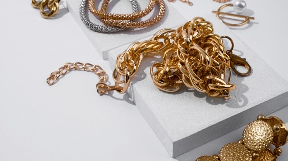 Ilustrasi perhiasan emas.