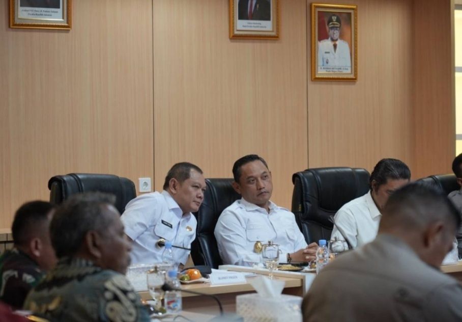 Wakil Gubernur Kaltim Seno Aji bersama Bupati Paser Fahmil Fadli dan sejumlah pejabat provinsi dalam pertemuan membahas penyelesaian konflik warga dan sopir pengangkut batubara di wilayah Paser. 