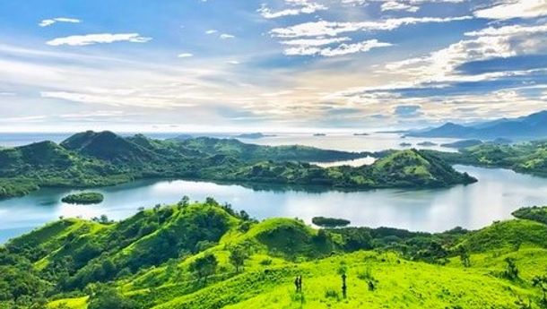 Menikmati 'Keindahan 17 Pulau Riung' dari Bukit Watu Mitong
