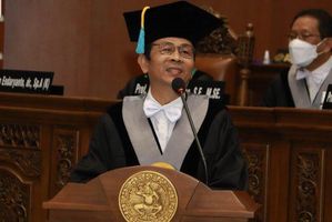 REKTOR UNAIR.jpg