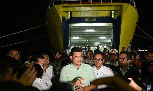 Gubernur Sumut Bobby Nasution saat melepas KMP Jatra 2 lintasan Gunung Sitoli-Sibolga di Pelabuhan Angin, Kota Gunungsitoli, Nias