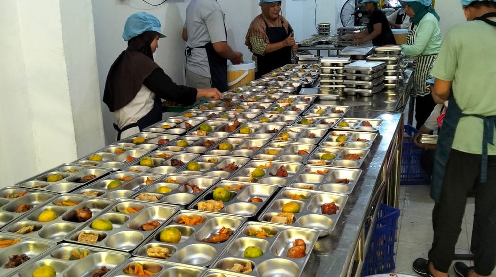 UMKM Catering Dapur Ibu sedang menyiapkan makanan untuk program Makan Bergizi Gratis