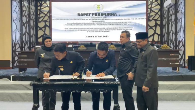 TANDA TANGAN : Walikota Banjarmasin HM Yamin bersama Wakil Ketua DPRD Banjarmasin Harry Wijaya tandatangani pengesahan Perda Penyelenggaraan Reklame dan Perda Fasilitasi Penyelenggaraan Mediasi.
