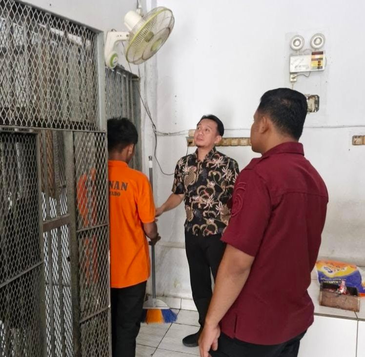 Kepala Rutan Manado, Ady Kusuma Wardana turun langsung melakukan pengecekan kebersihan blok hunian. (Foto:Istimewa)