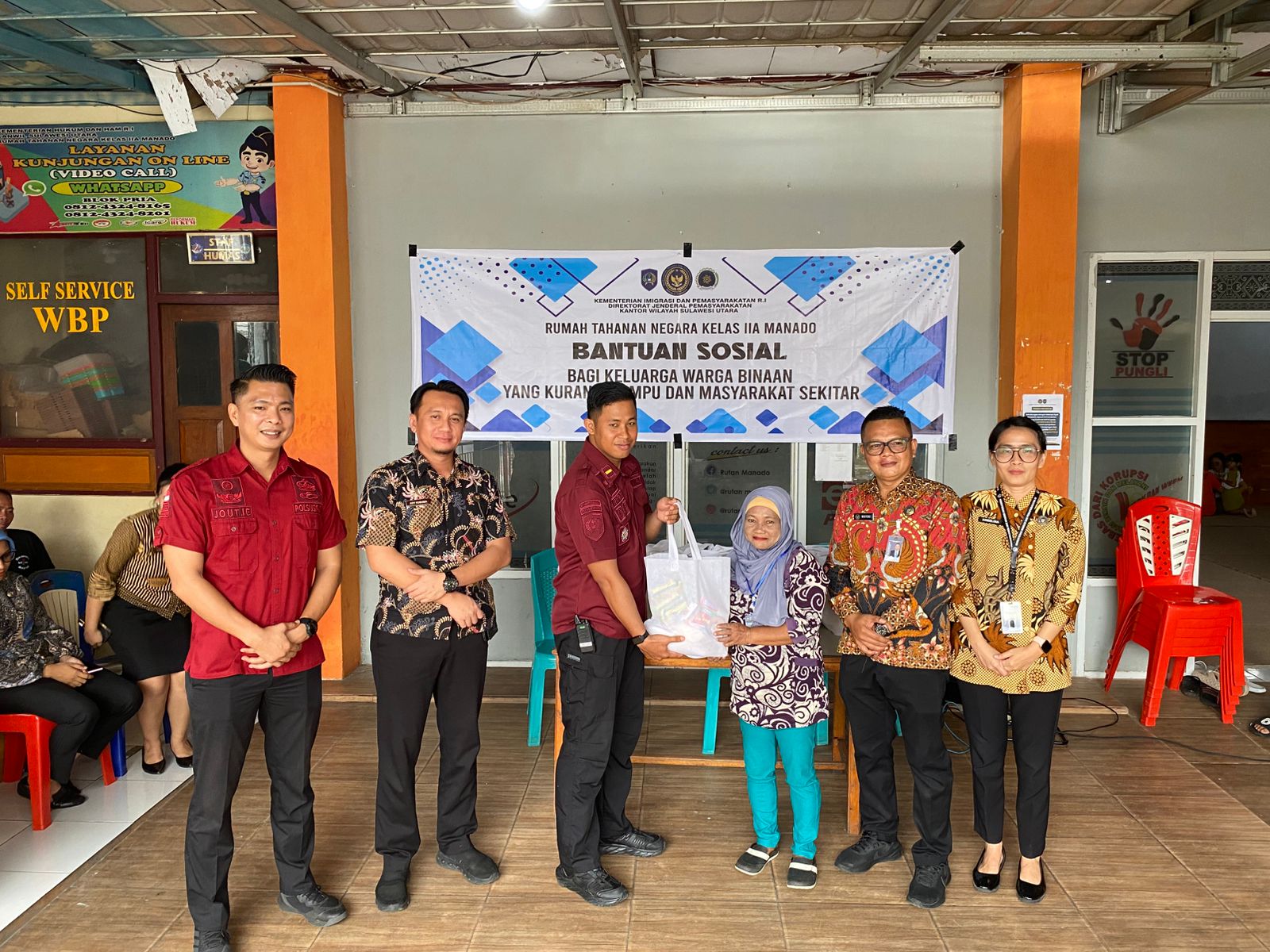 Rutan Kelas' IIA Manado memberikan bantuan sosial kepada keluarga warga binaan kurang mampu. (Foto:Istimewa)