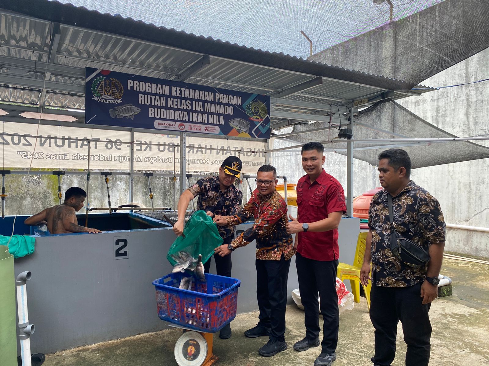 Kegiatan panen ikan nila di Rutan Kelas' IIA Manado.(Foto:Istimewa)