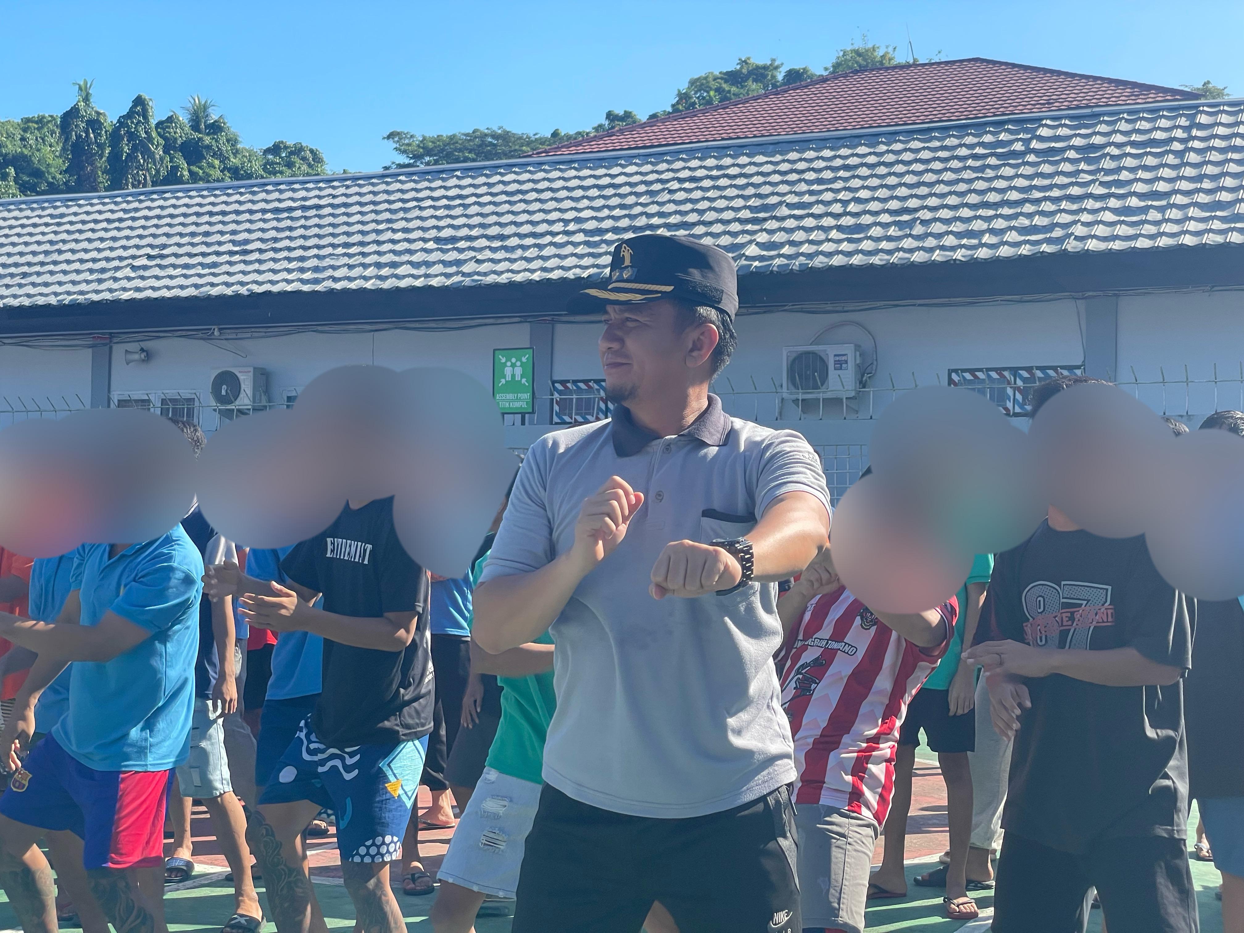 Kepala Rutan Kelas IIA Manado ikut olahraga zumba bersama WBP. (Foto:Istimewa)