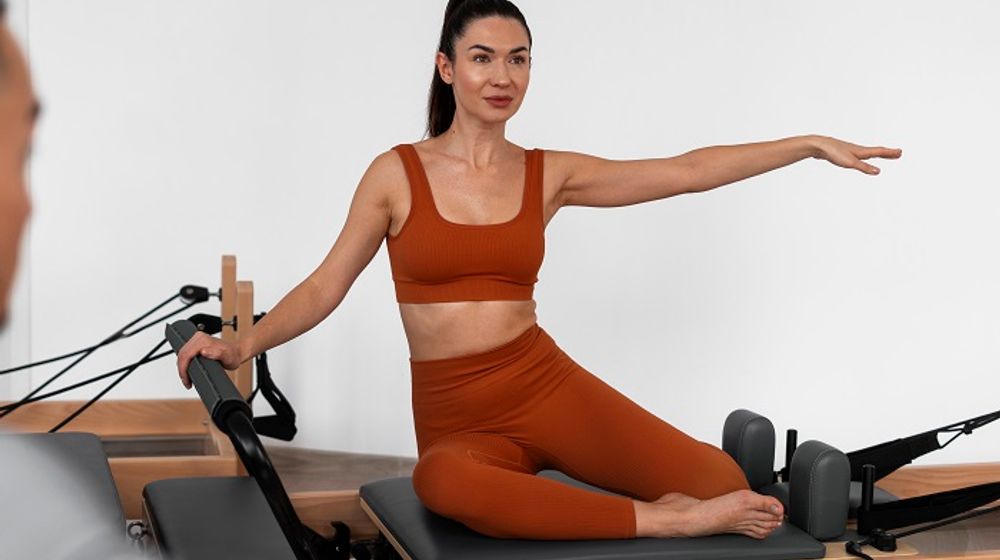 Ilustrasi wanita sedang melakukan olahraga pilates.