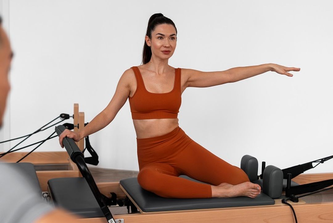 Ilustrasi wanita sedang melakukan olahraga pilates.