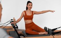 Ilustrasi wanita sedang melakukan olahraga pilates.