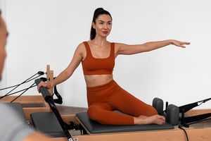 Ilustrasi wanita sedang melakukan olahraga pilates.
