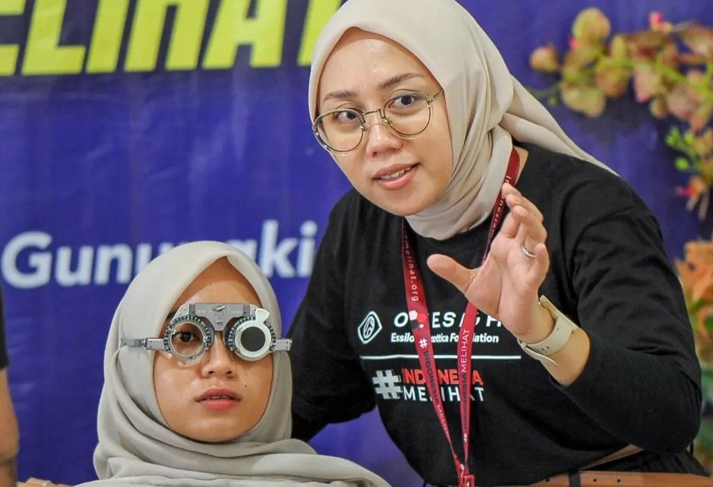 Pemeriksaan mata oleh Yayasan Indonesia Melihat Nusantara.