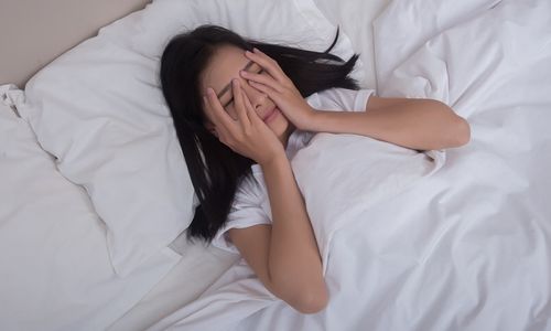 Ilustrasi wanita mengalami insomnia.