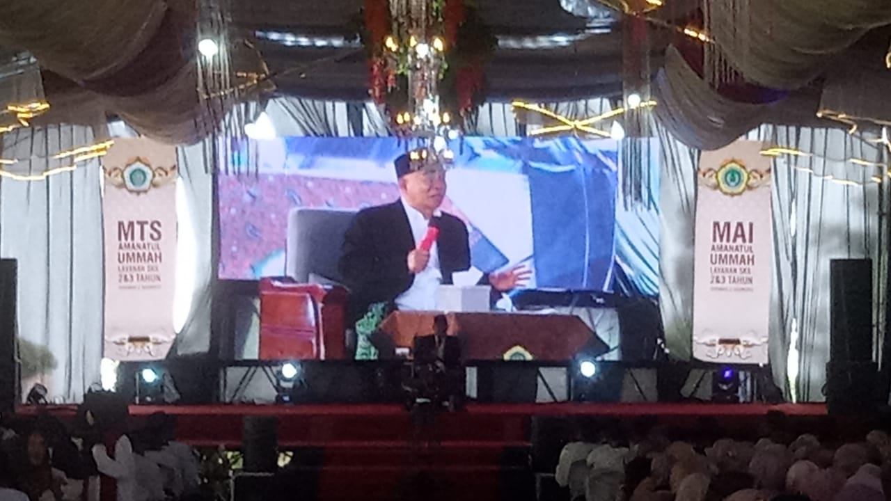 Pengasuh Pondok Pesantren Amanatul Ummah Prof Dr KH Asep Saifuddin Chalim saat Tasyakur Ikhtitam.