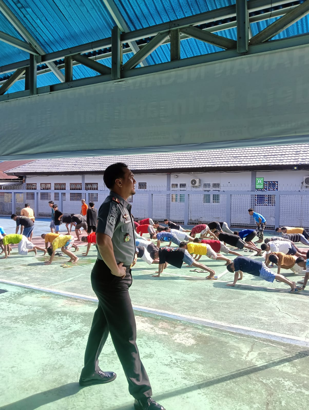 Karutan Manado, Ady Kusuma Wardana memimpin langsung olahraga pagi warga binaan. (Foto:Istimewa)