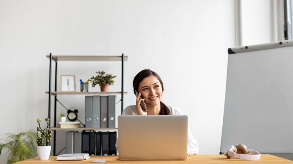 Ilustrasi wanita sedang mengangkat telepon saat bekerja.