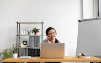 Ilustrasi wanita sedang mengangkat telepon saat bekerja.