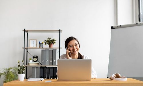 Ilustrasi wanita sedang mengangkat telepon saat bekerja.