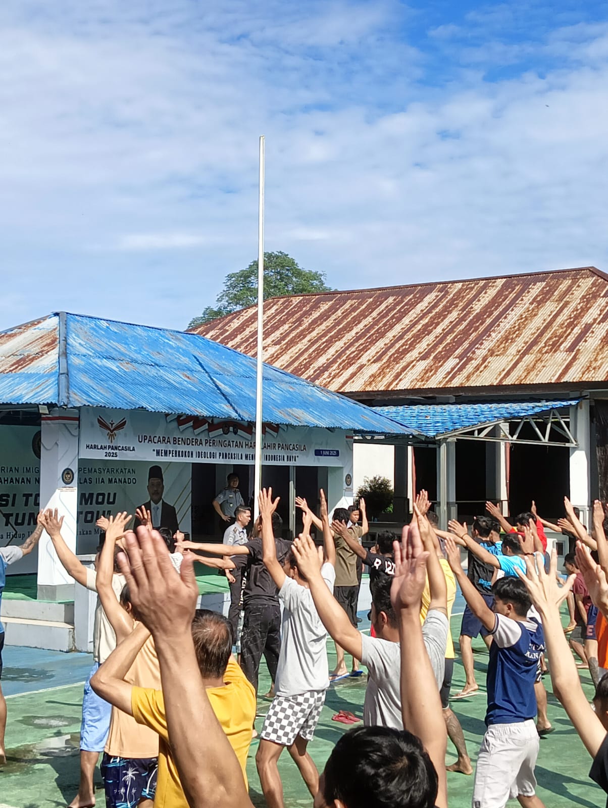 Warga binaan nampak antusias dengan enjoy dengan kegiatan olahraga pagi yang dilaksanakan oleh Rutan Manado.(Foto:Mike)