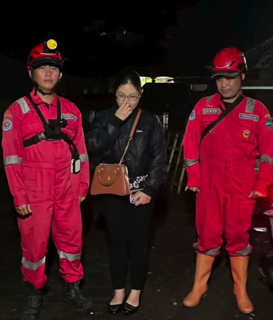 Dua petugas Damkar usai mengantarkan pulang seorang perempuan pada malam hari. (Foto:Istimewa)