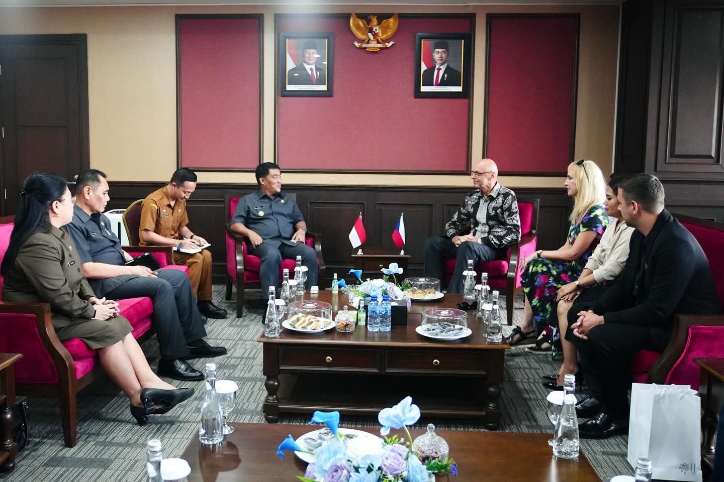 Gubernur Sulut, Yulius Selvanus menerima kunjungan sejumlah tokoh luar negeri. (Foto:Istimewa)