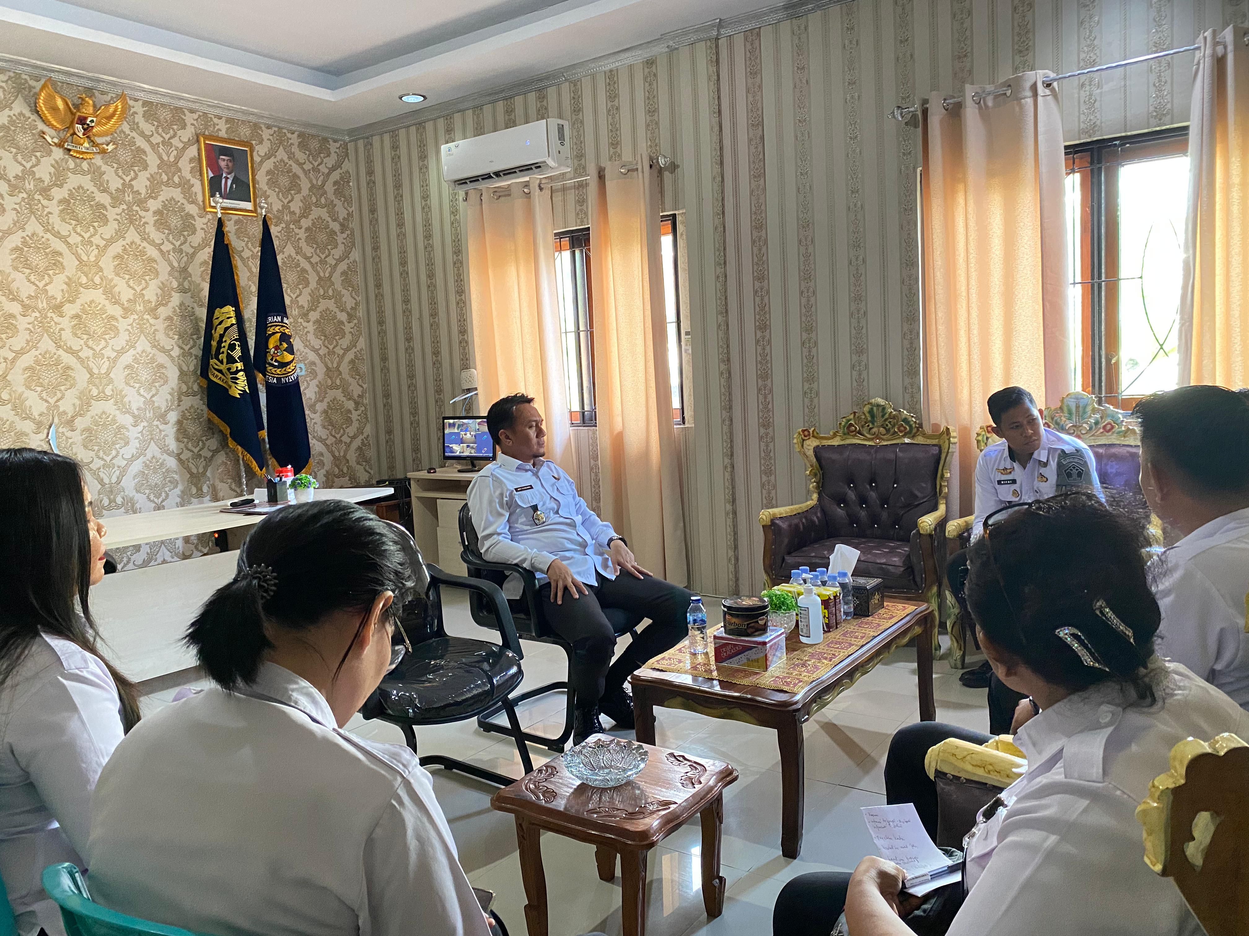 Karutan Ady Kusuma Wardana memimpin rapat evaluasi dan pengembangan unit usaha koperasi Rutan Manado. (Foto:Istimewa)
