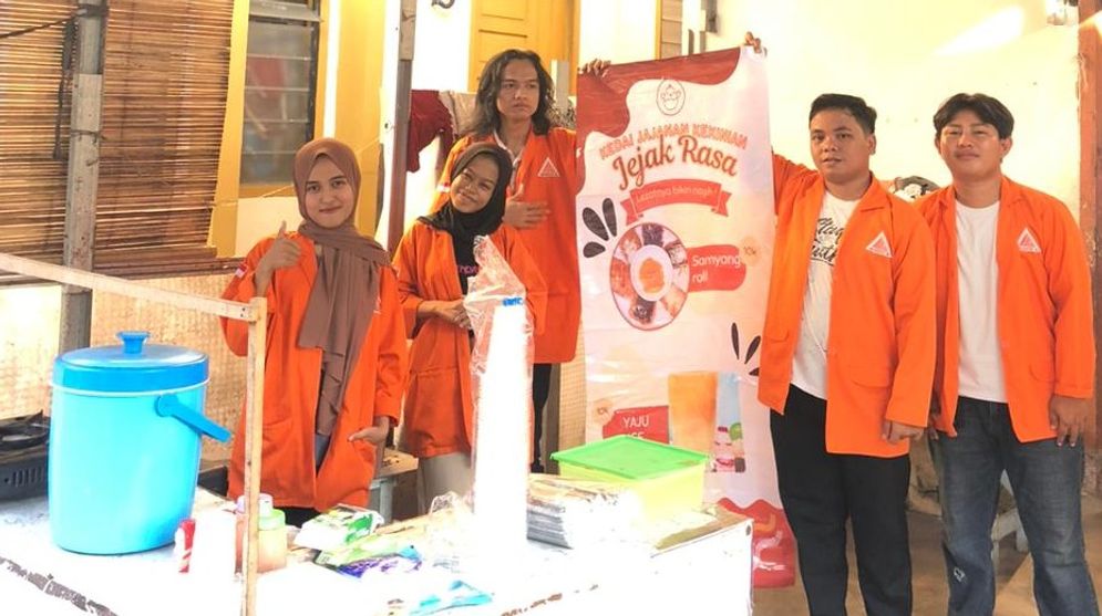 Foto  bersama penulis