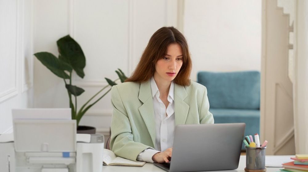 Ilustrasi wanita sedang bekerja.