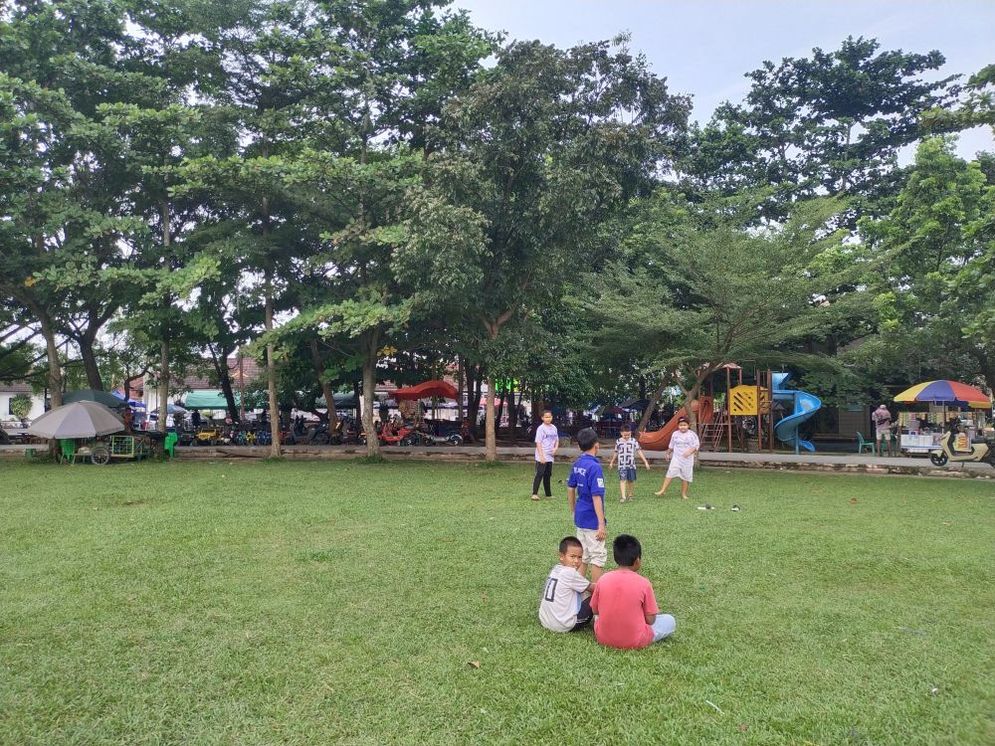 Suasana sore di Taman Kota Baturaja, salah satu ruang terbuka hijau yang menjadi tempat rekreasi dan aktivitas masyarakat, Jum'at (27/06/25).