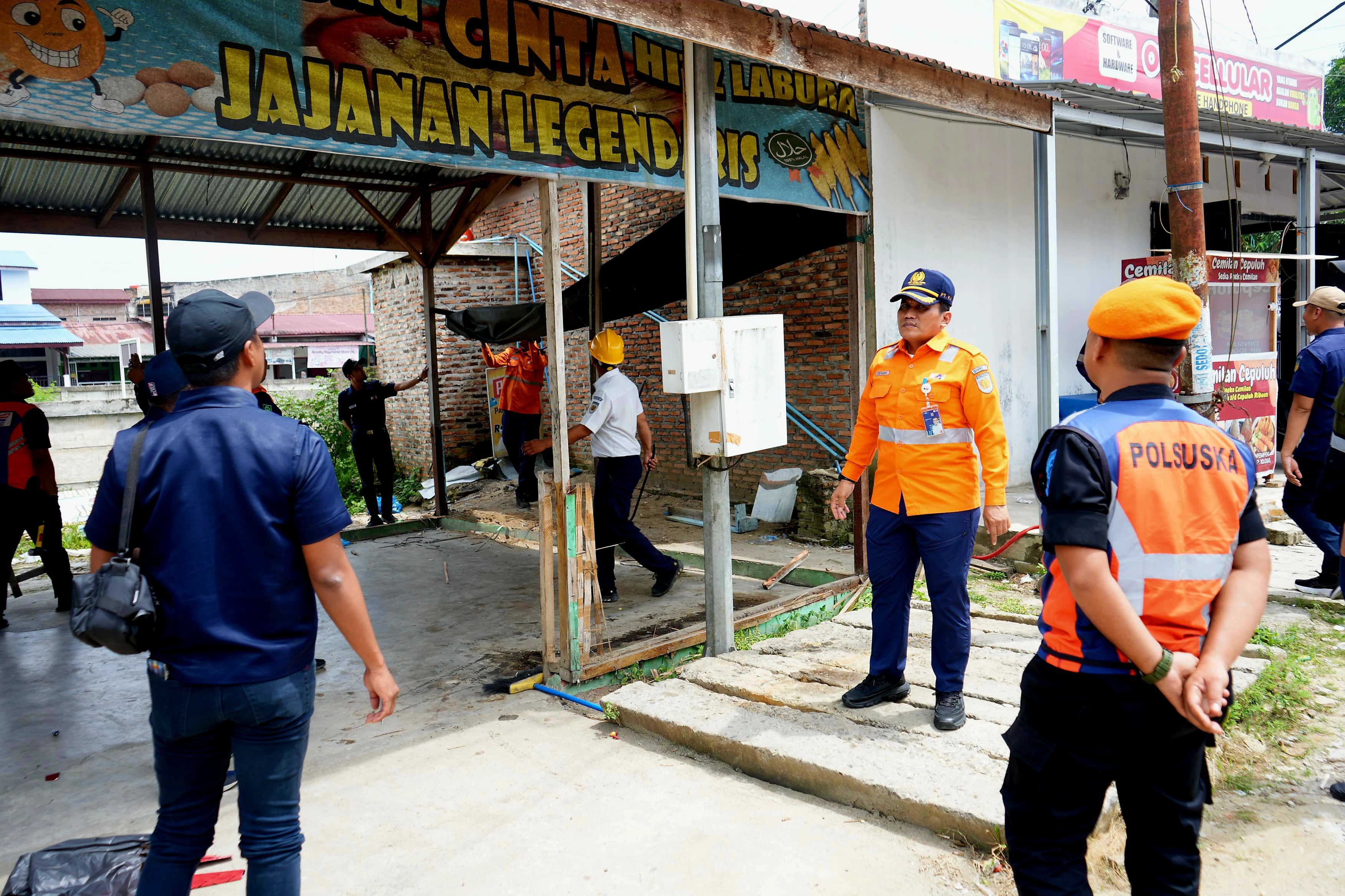 Pengosongan emplasemen Stasiun Mambangmuda dari bangunan liar