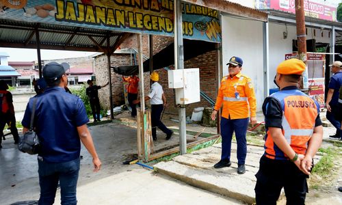Pengosongan emplasemen Stasiun Mambangmuda dari bangunan liar
