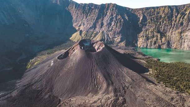 Gunung Rinjani: Menyusuri Jejak Sejarah, Pesona Keindahan, Aura Mistik, dan Risiko Pendakian di Atap Lombok